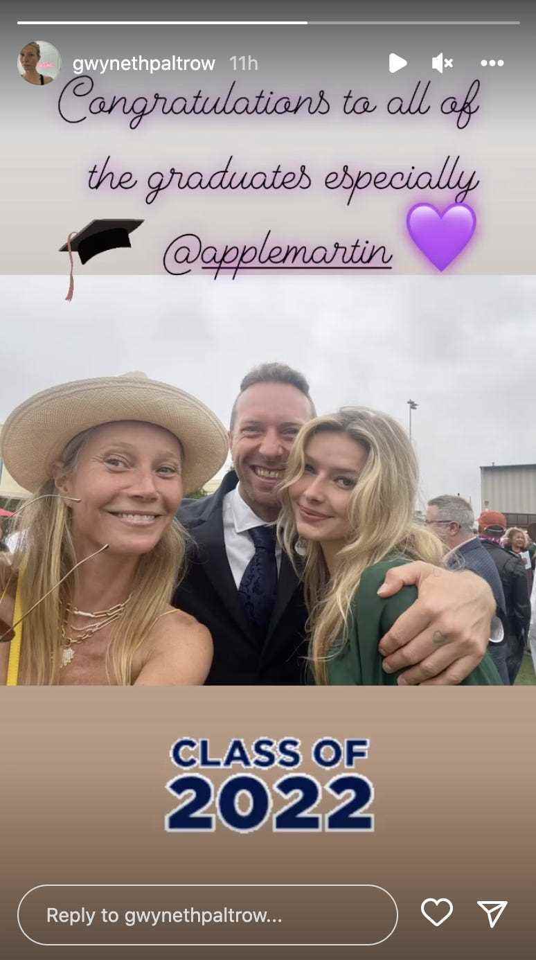 ein Screenshot eines Instagram-Story-Beitrags von Gwyneth Paltrow, einschließlich eines Fotos von ihr, Chris Martin und Apple Martin, die lächeln, und dem Text „Herzlichen Glückwunsch an alle Absolventen, insbesondere @applemartin“