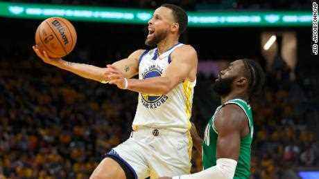 Curry legt es gegen Celtics Guard Brown auf.