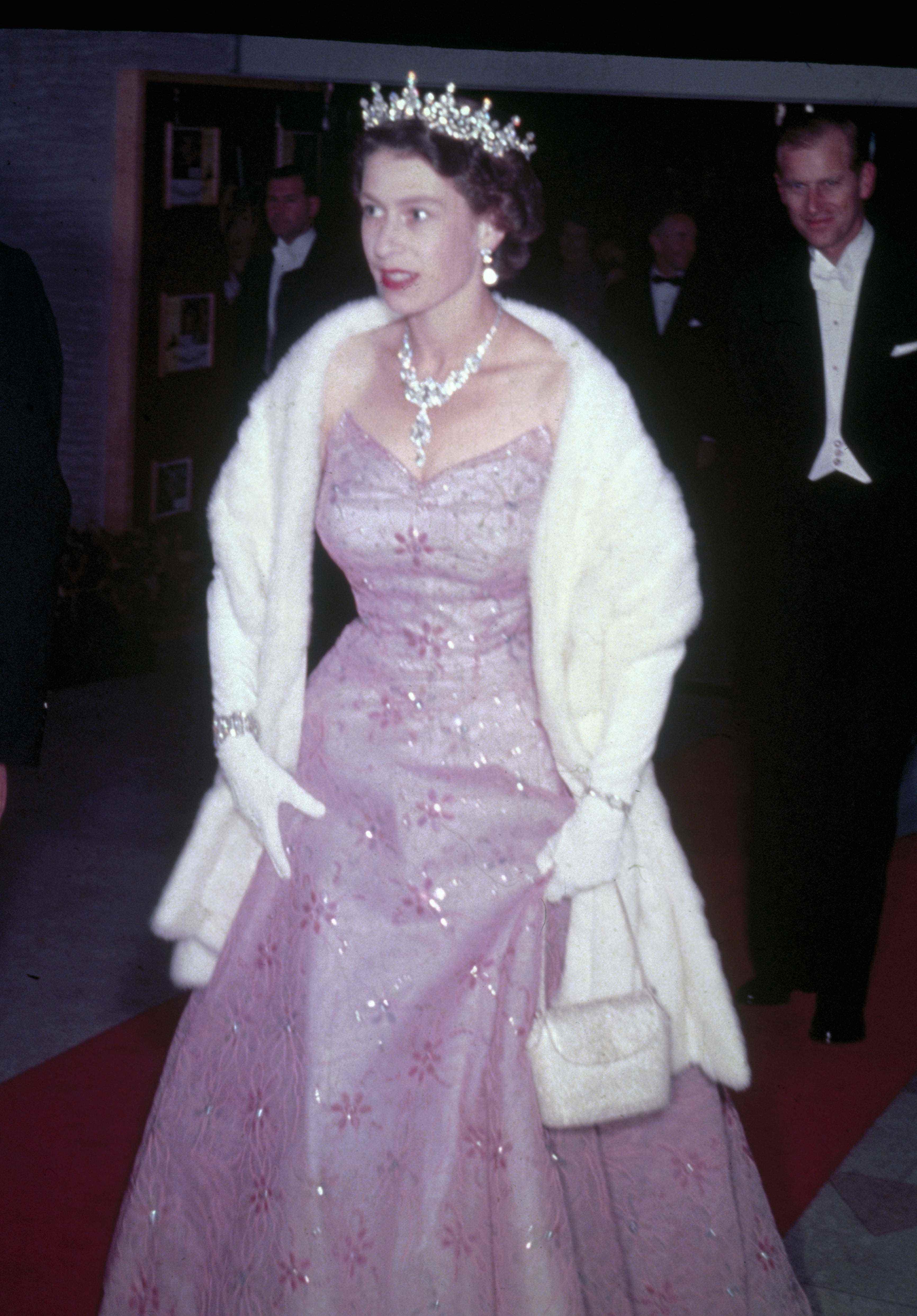 Queen Elizabeth trug 1951 ein rosa Kleid