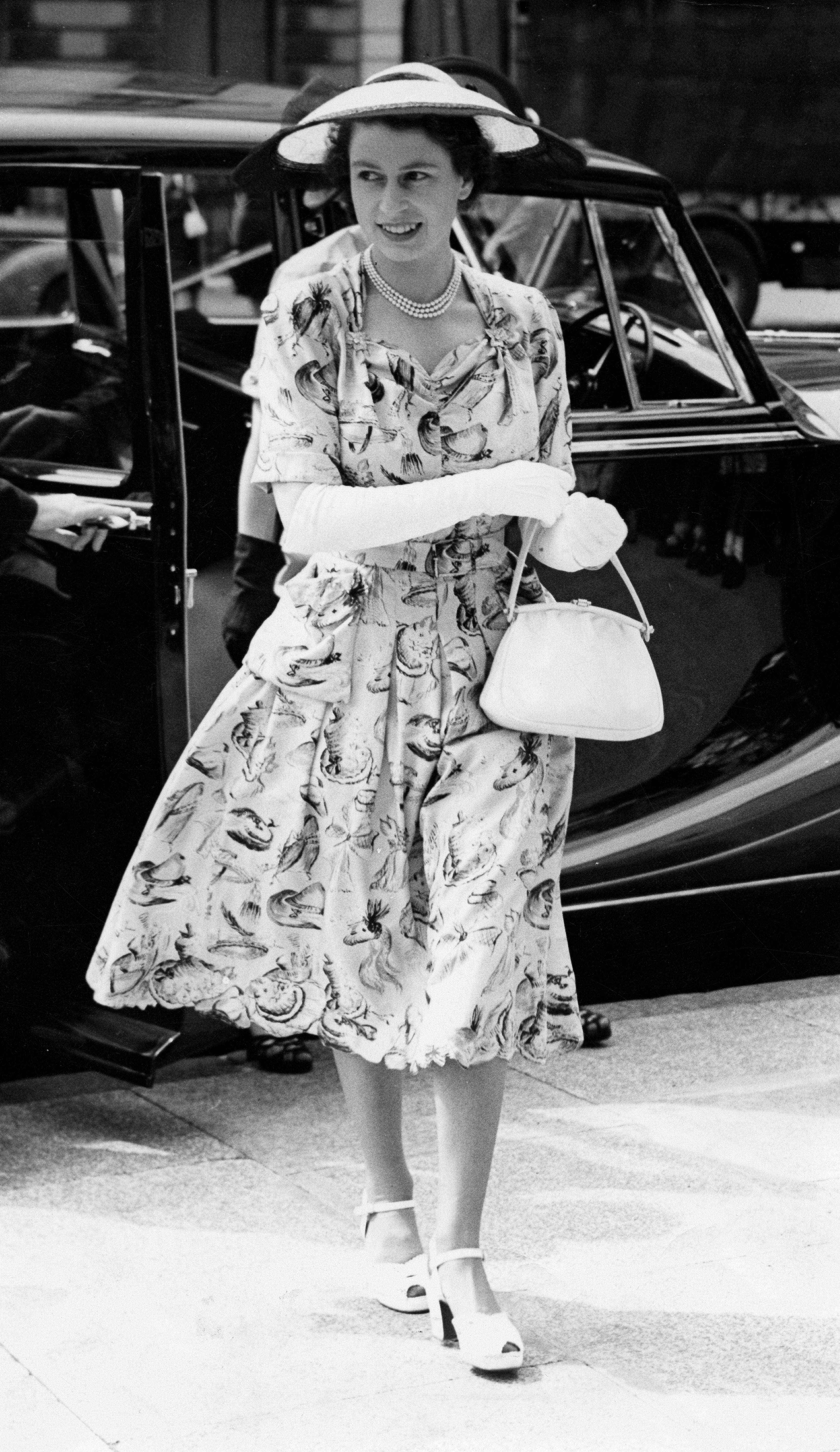 Queen Elizabeth trug 1951 ein geblümtes Kleid