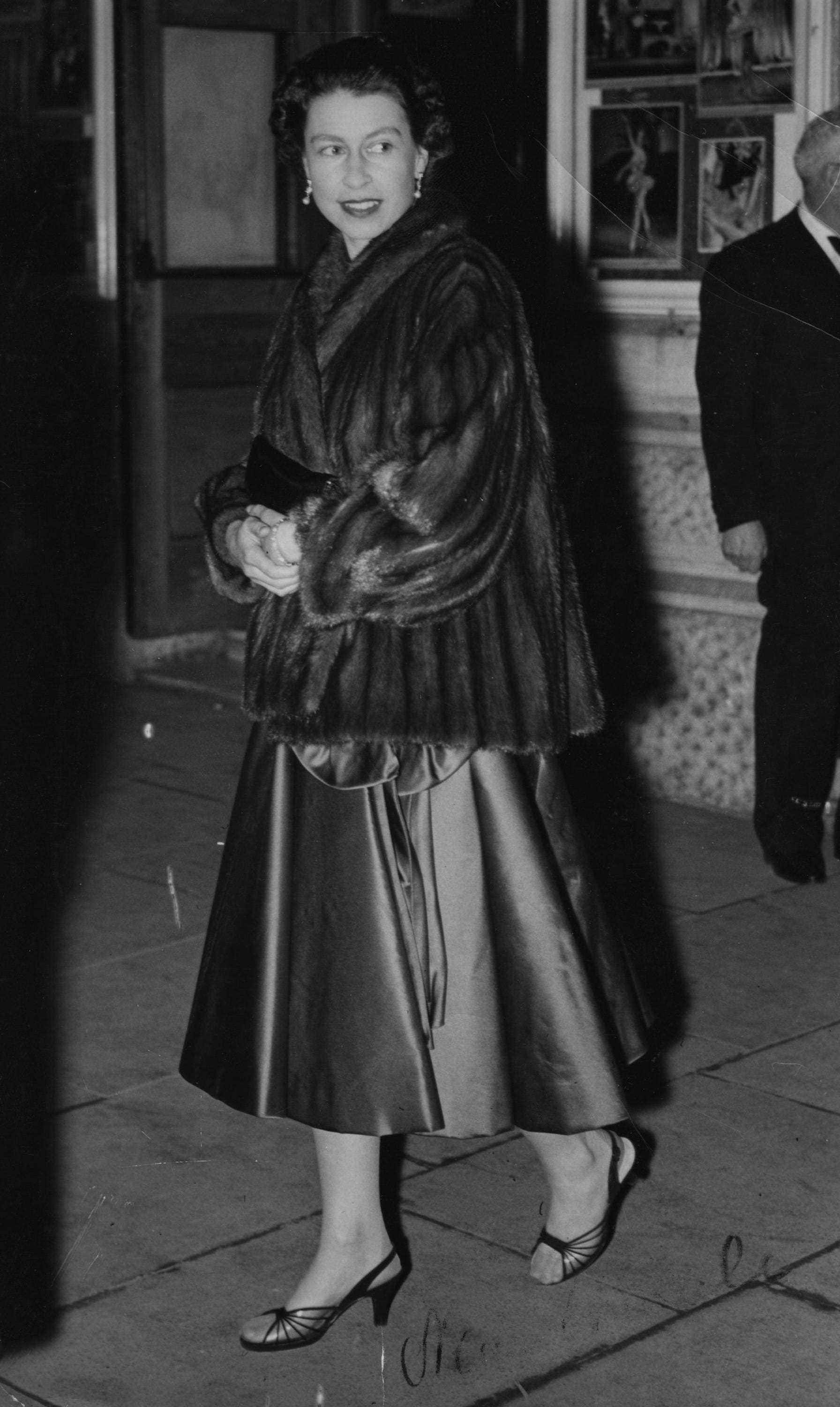 königin elizabeth trägt pelzmantel und kleid