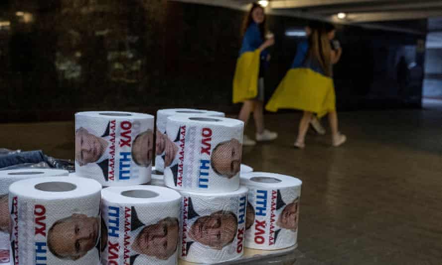 Toilettenpapier mit dem Gesicht des russischen Präsidenten Wladimir Putin ist in einem Geschäft in der Innenstadt von Kiew, Ukraine, am 3. Juni 2022 zu sehen. Bild aufgenommen am 3. Juni 2022. REUTERS/Carlos Barria