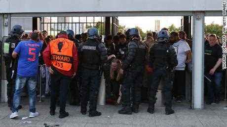 Die Polizei patrouilliert vor den Toren von Paris'  Stade de France. 