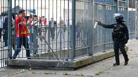 Die Polizei sprüht vor dem Champions-League-Finale Tränengas auf Liverpool-Fans vor dem Stadion.