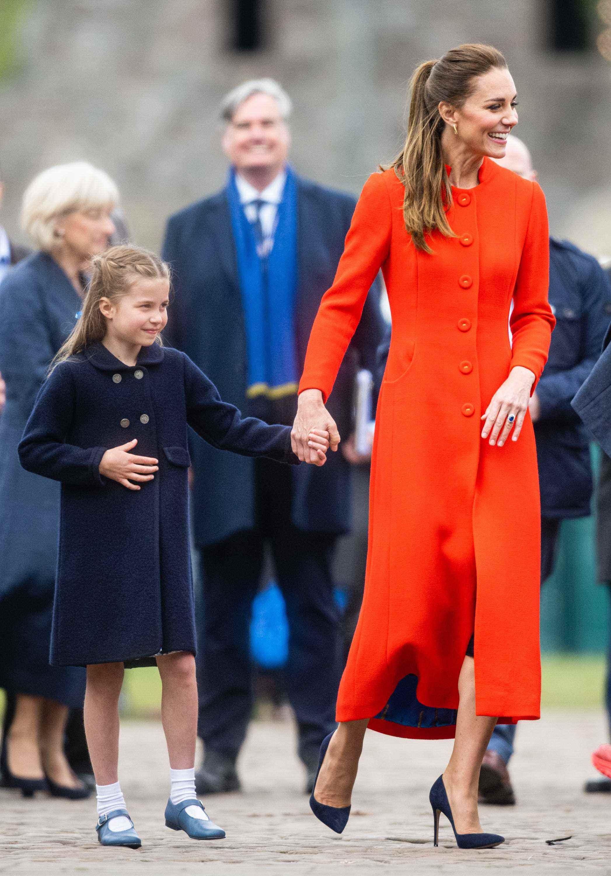 Prinzessin Charlotte hält Kate Middletons Hand und lächelt