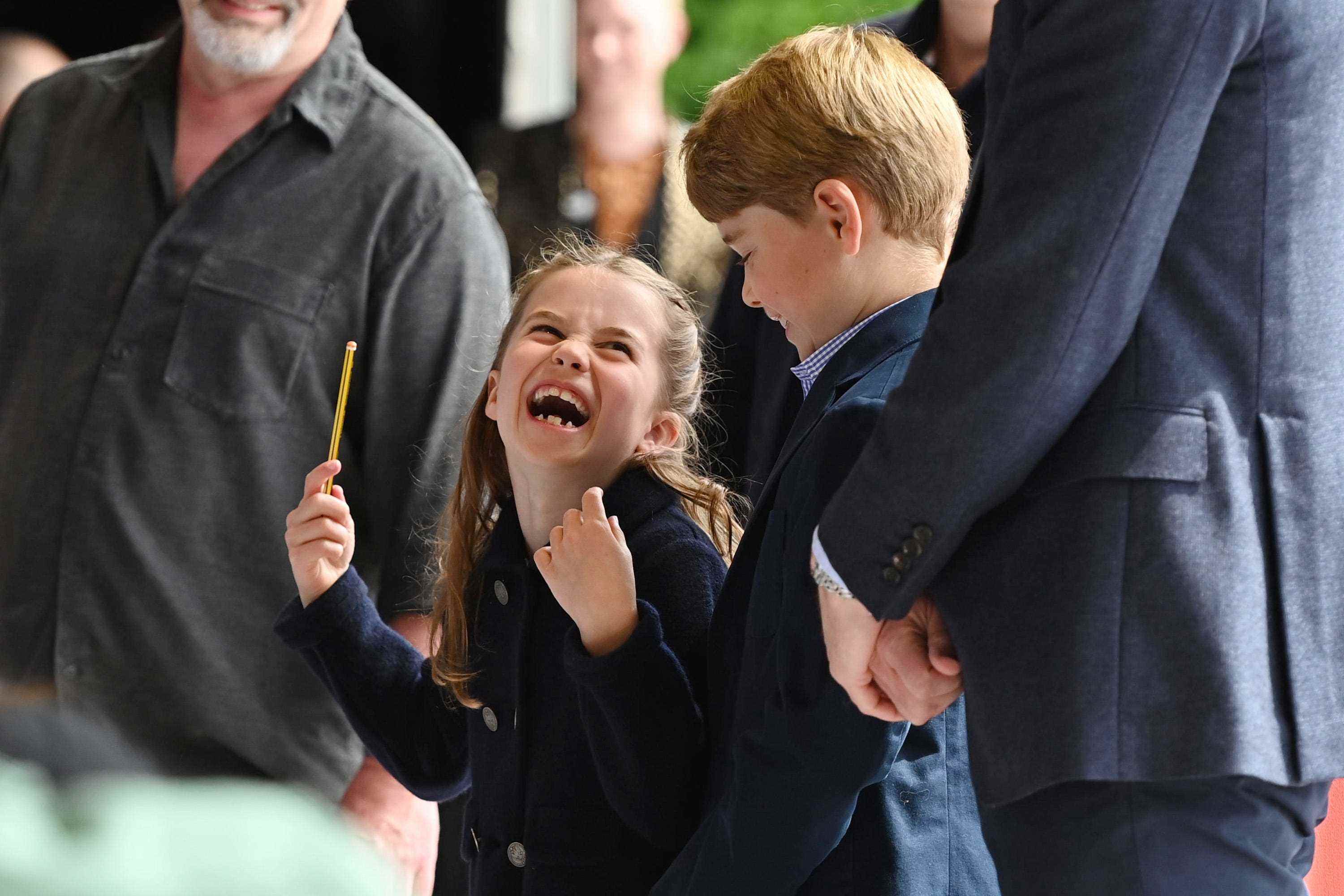 Prinzessin Charlotte lacht mit ihrem Bruder Prinz George