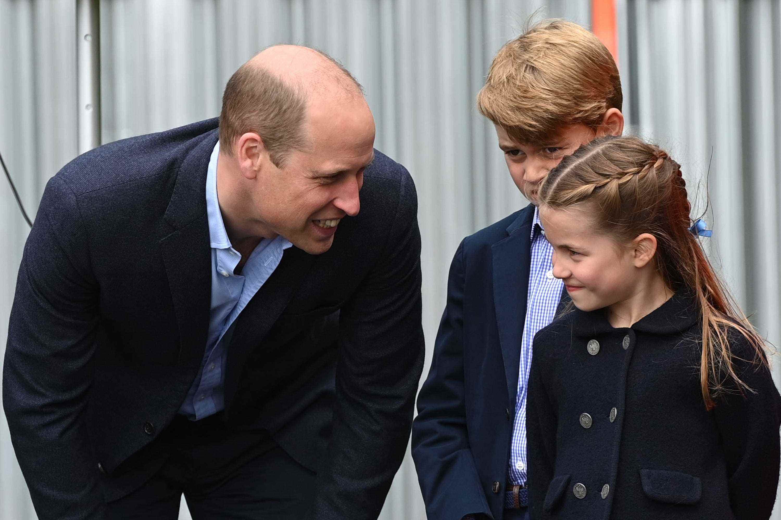 Prinz William lächelt, als sie sich vorbeugt, um mit seinen Kindern, Prinz George und Prinzessin Charlotte, zu sprechen