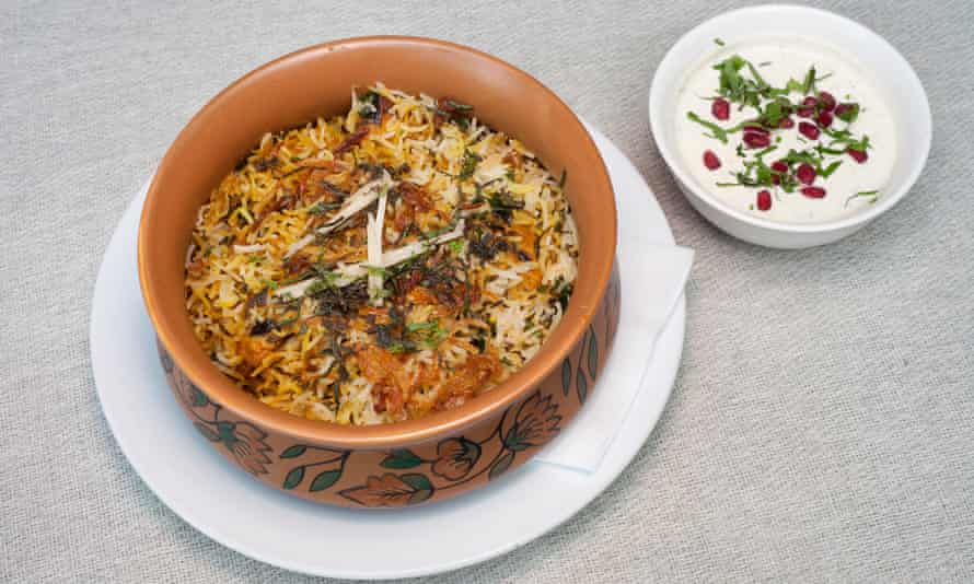 „Braucht die Minz-Gurken-Raita, mit der es serviert wird, um es zu schmieren“: Chicken Biryani.