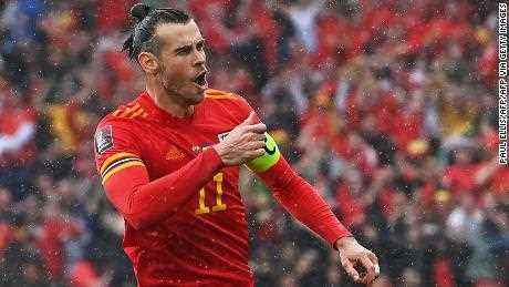 Bale feiert während Wales'  gegen die Ukraine gewinnen. 
