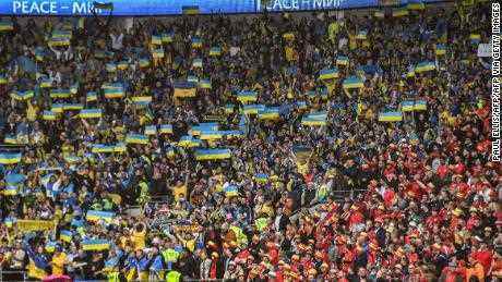 Ukraine-Fans halten im Cardiff City Stadium die Flagge ihres Landes hoch. 