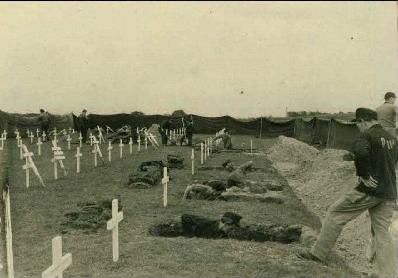 Deutsche Kriegsgefangene exhumieren Gräber