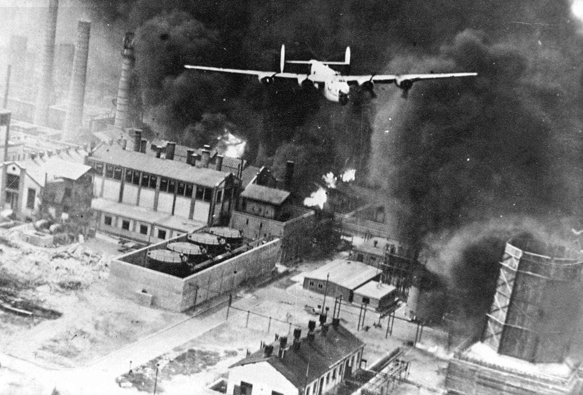 B-24-Bomber über brennender Ölraffinerie in Ploesti, Rumänien