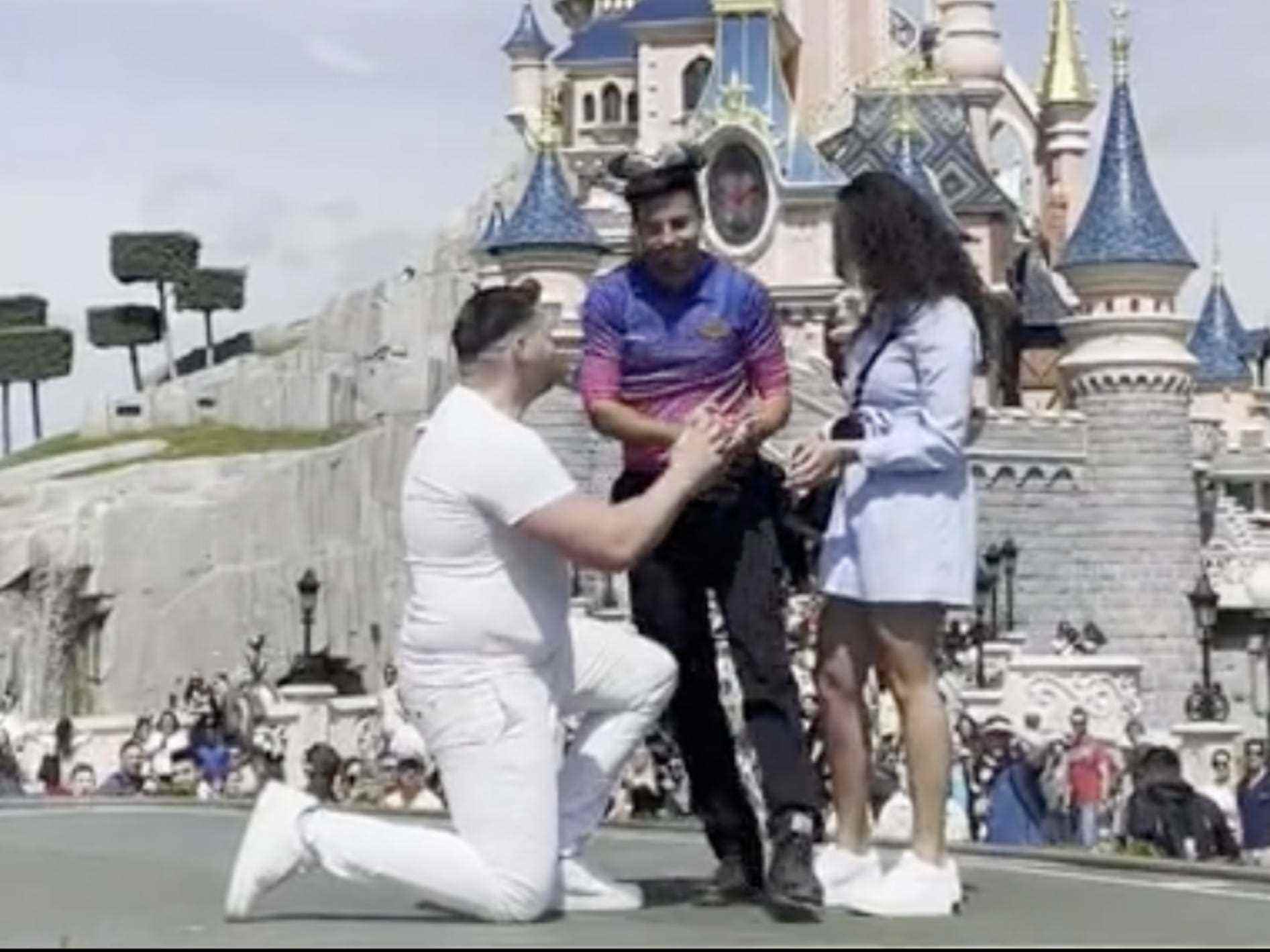 Ein Angestellter von Disneyland Paris schnappt sich den Ring, gerade als der Mann ihm einen Heiratsantrag machen will.  Juni 2022.