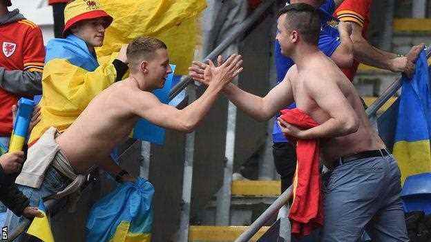 Fans aus der Ukraine und Wales tauschten nach dem Schlusspfiff in Cardiff ihre Trikots, um ihren Helden auf dem Platz nachzueifern