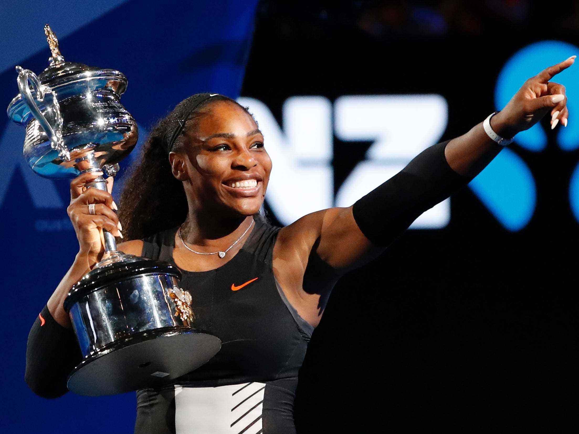 Serena Williams posiert mit ihrer Trophäe nach dem Gewinn der Australian Open 2017.