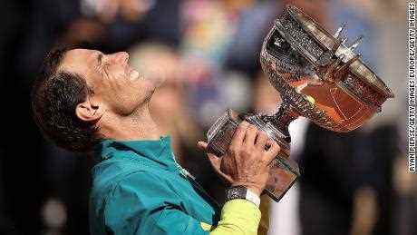 Nadal hält La Coupe des Mousquetaires (Die Musketier-Trophäe) in Roland Garros hoch. 