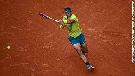 Nadal spielt im Finale der French Open eine Vorhand gegen Ruud. 