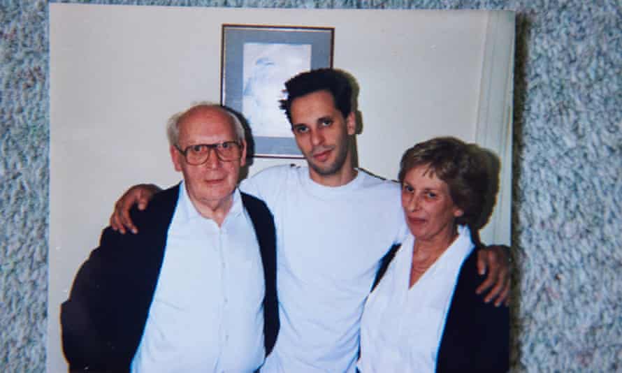 Simon mit seinem Vater und seiner Mutter, um 1984.
