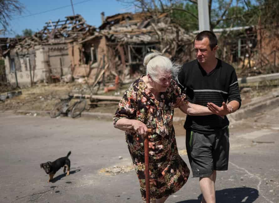 Elena, 81, verlässt am Montag, den 6. Juni, ihr durch einen russischen Militärschlag zerstörtes Gebäude in der Stadt Druschkiwka in der Region Donezk in der Ukraine.