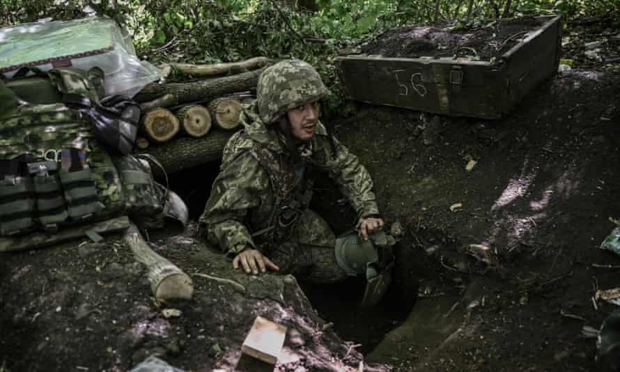 Ein ukrainischer Soldat sucht am 6. Juni nach einem Beschuss eines Feldlagers in der Nähe der Frontlinie in der ostukrainischen Region Donbass Schutz in einem provisorischen unterirdischen Bunker.