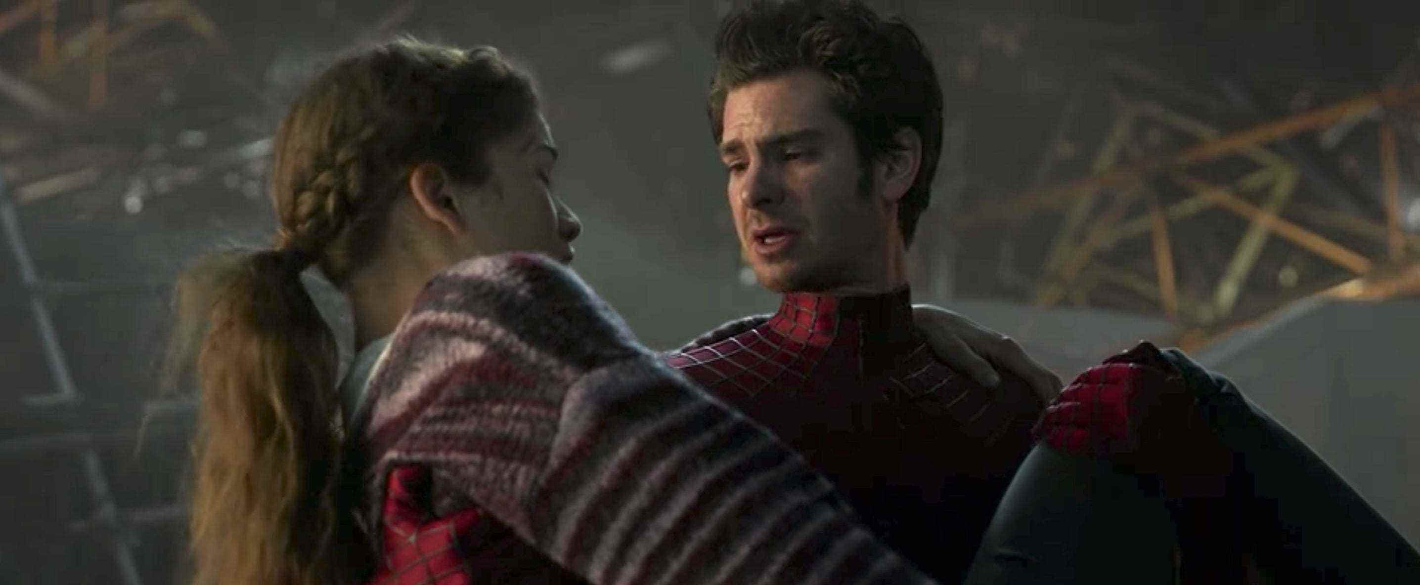 Andrew Garfields Peter Parker/Spider-Man rettet Zendayas MJ in „Spider-Man: No Way Home“.