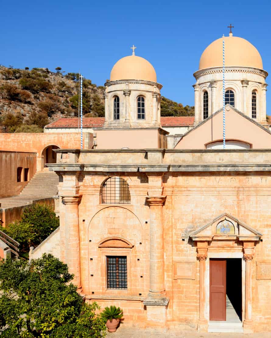 Das Kloster Agia Triada und Kuppeln.