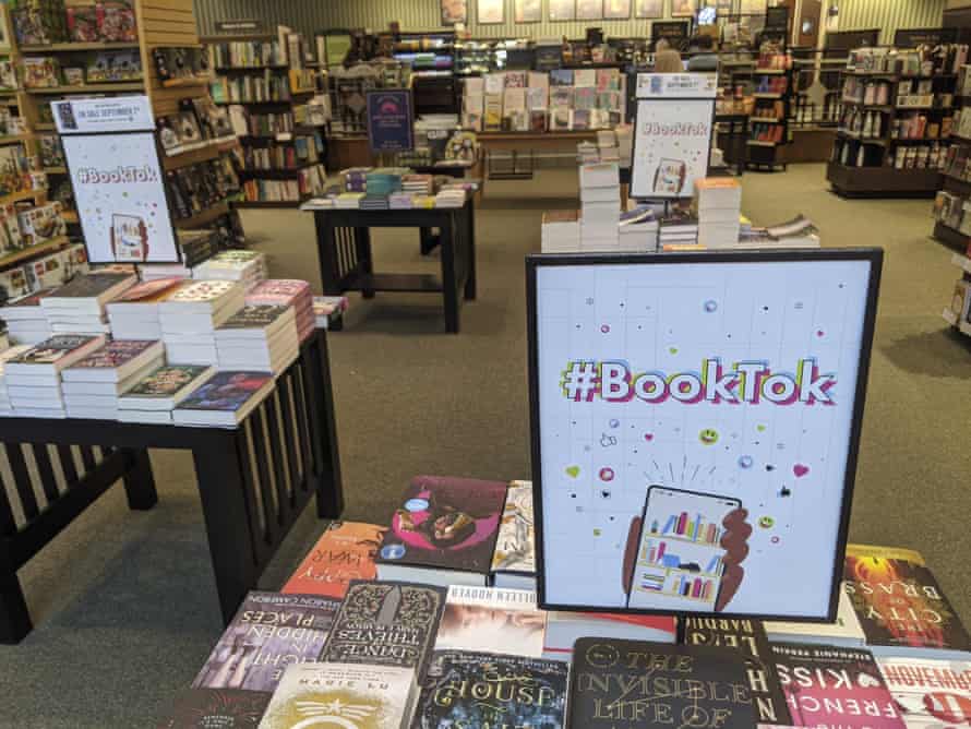 Zeichen der Zeit … BookTok mischt sich in eine Barnes and Noble-Filiale ein.
