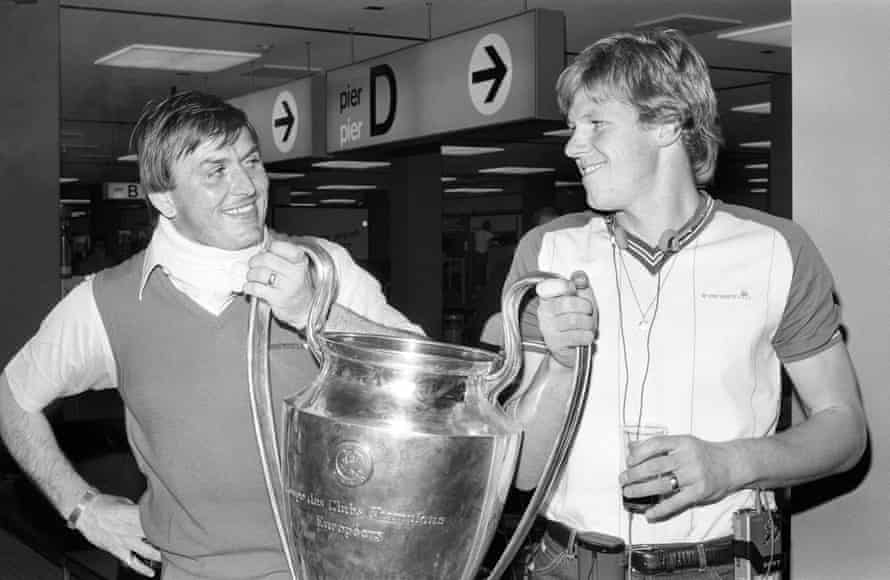 Nigel Spink (rechts) posiert mit Jimmy Miller, nachdem Aston Villa 1992 den Europapokal gewonnen hatte.