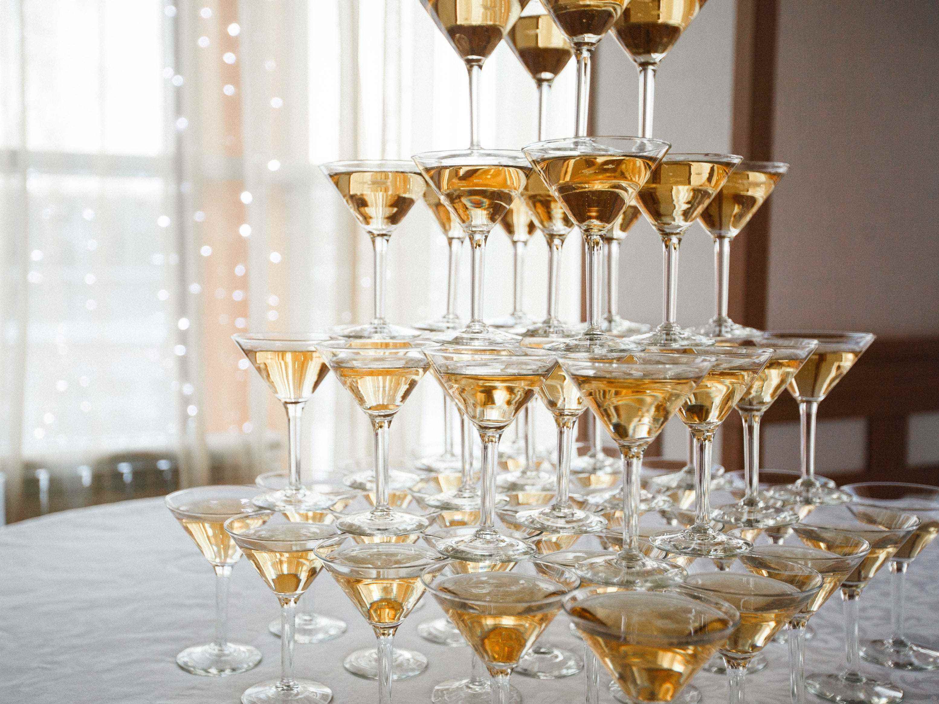 ein champagnerturm in martinigläsern