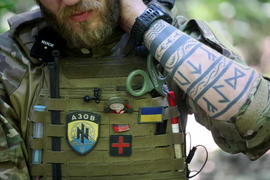 Der Feldsanitäter der ukrainischen Armee, Oleksii, ruht sich im Basislager aus.
