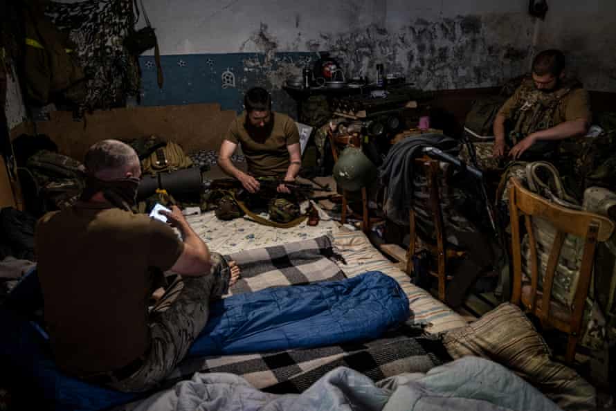 Ukrainische Soldaten machen eine Pause in der Nähe der Frontlinie von Izium südlich von Charkiw, Ukraine.