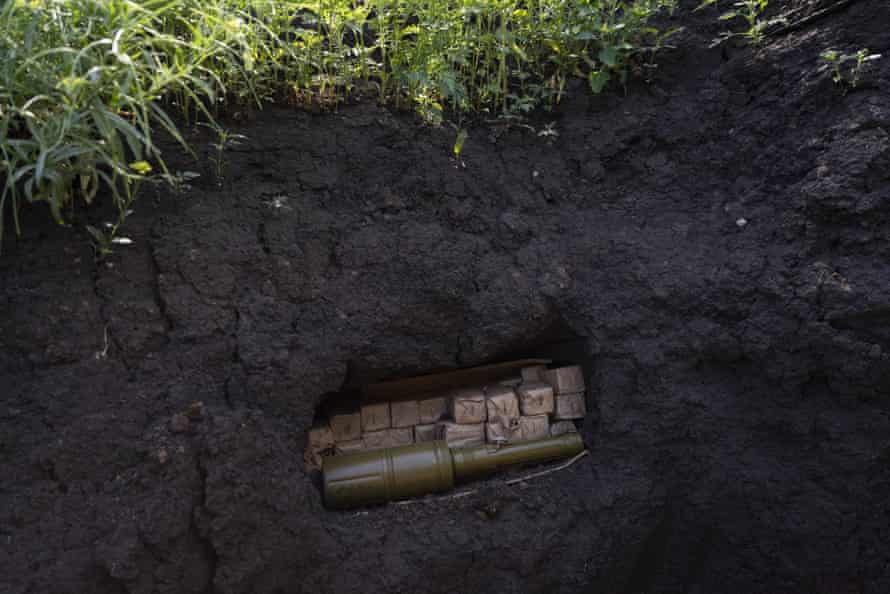 Munition, die in einem ukrainischen Graben nahe der Front in der Region Donezk in der Ostukraine gelagert wurde.