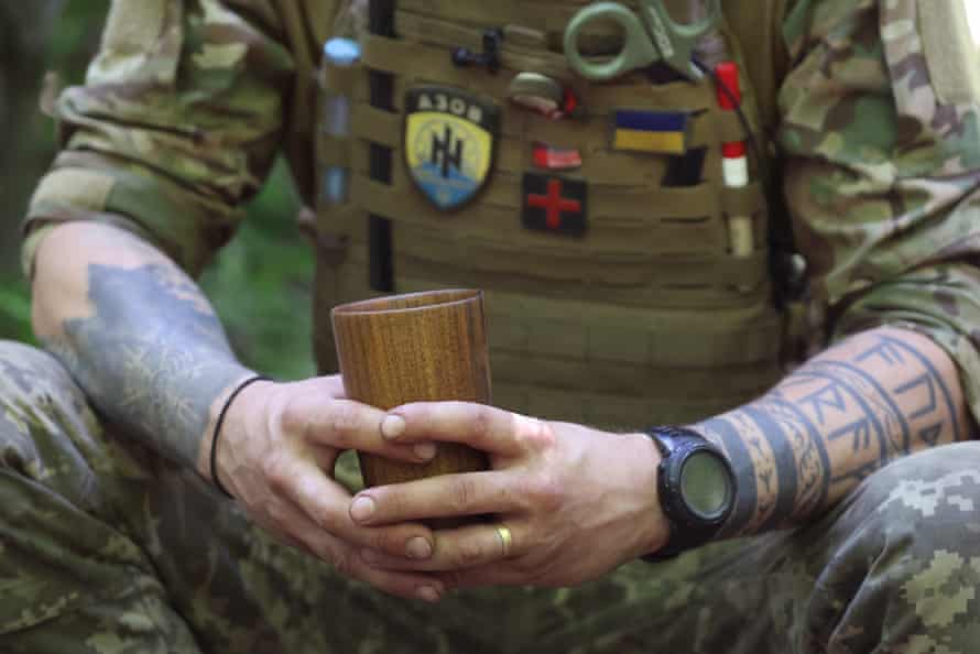 Ein Feldsanitäter der ukrainischen Armee trinkt Kaffee in seinem Basislager in einem Waldgebiet etwa 25 km von der Front entfernt, wo er die Verwundeten auf dem Schlachtfeld in der Nähe von Sloviansk in der Ukraine behandelt und evakuiert.