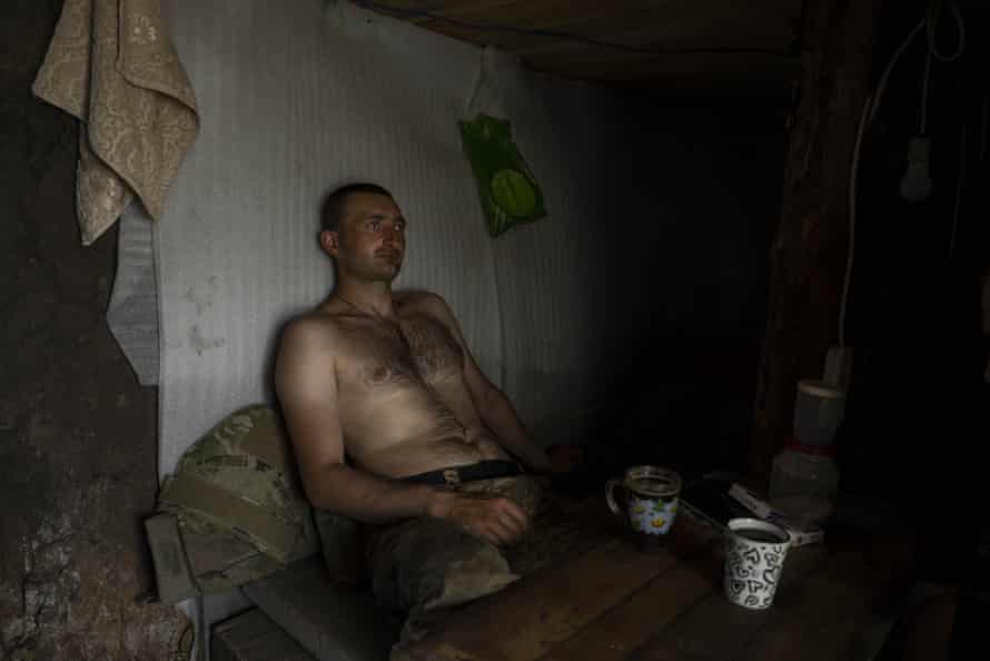 Ein ukrainischer Soldat macht eine Pause, nachdem er am Mittwoch Gräben in der Nähe der Front in der Region Donezk in der Ostukraine ausgehoben hat.