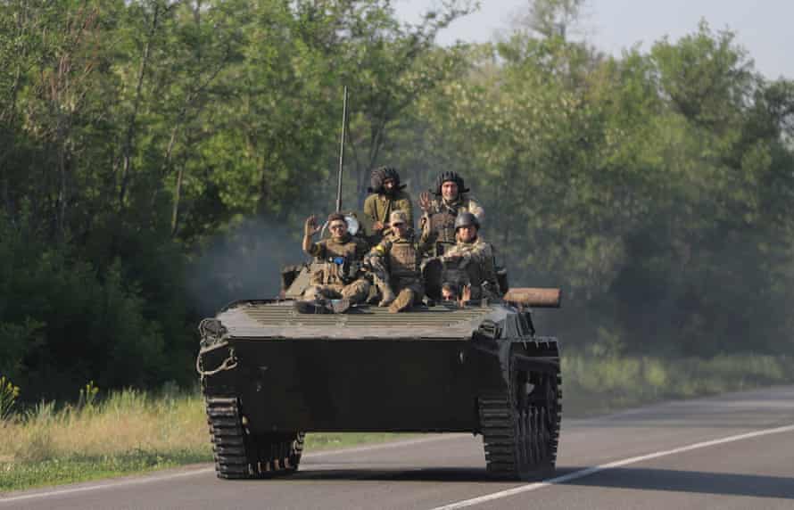 Ukrainische Soldaten fahren am 8. Juni mit APC auf einer Straße in der Nähe der Stadt Bachmut in Donezk.