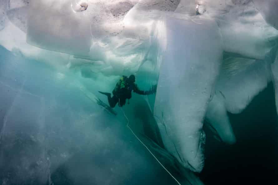 Riesige Wände aus Eisformationen unter Wasser