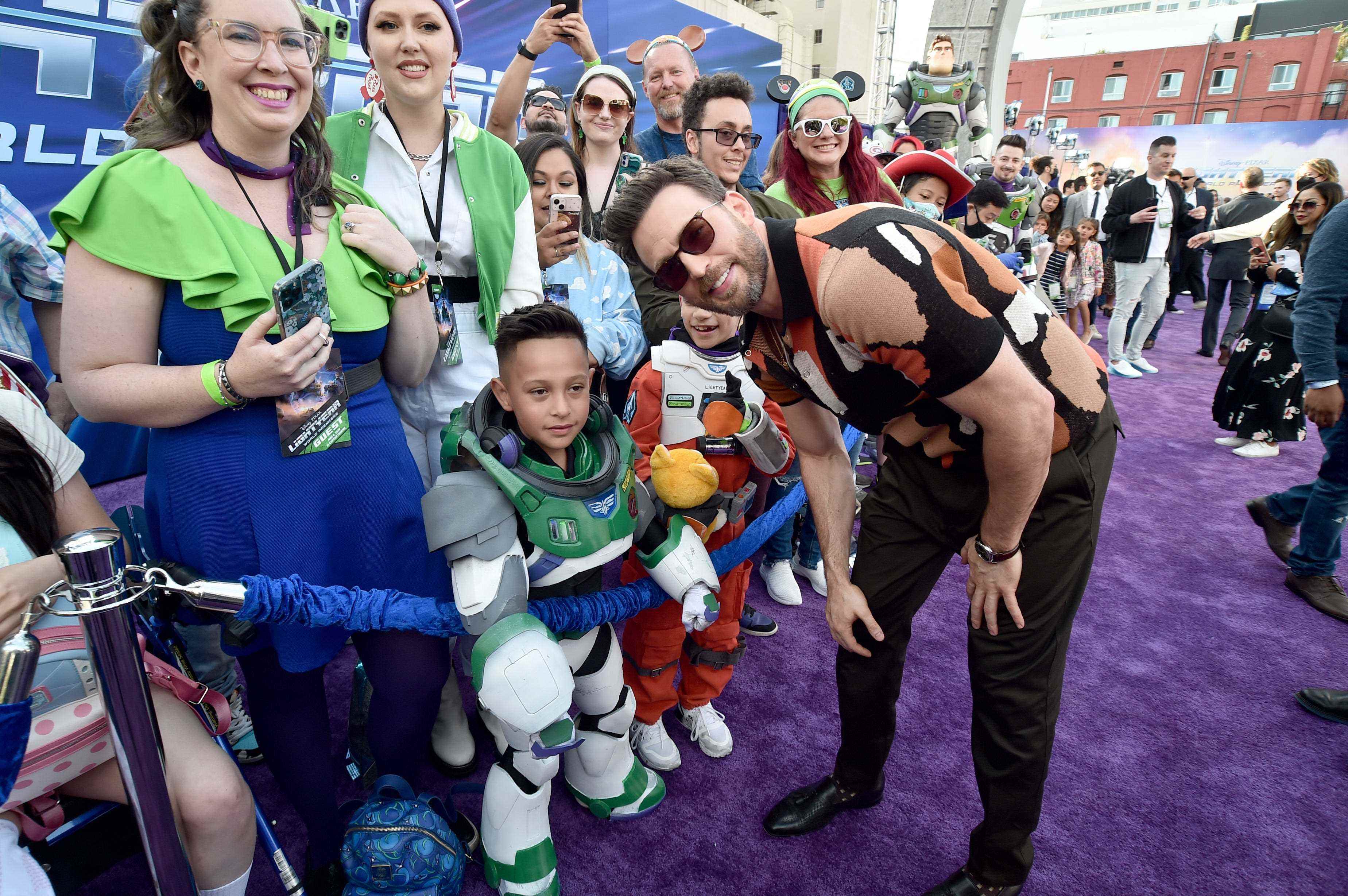 Chris Evans posiert mit Fans während der Weltpremiere von Disney und Pixars Spielfilm „Lightyear“ am 8. Juni 2022 im El Capitan Theatre in Hollywood, Kalifornien. Der Film startet am 17. Juni 2022 in den US-Kinos. (Foto von