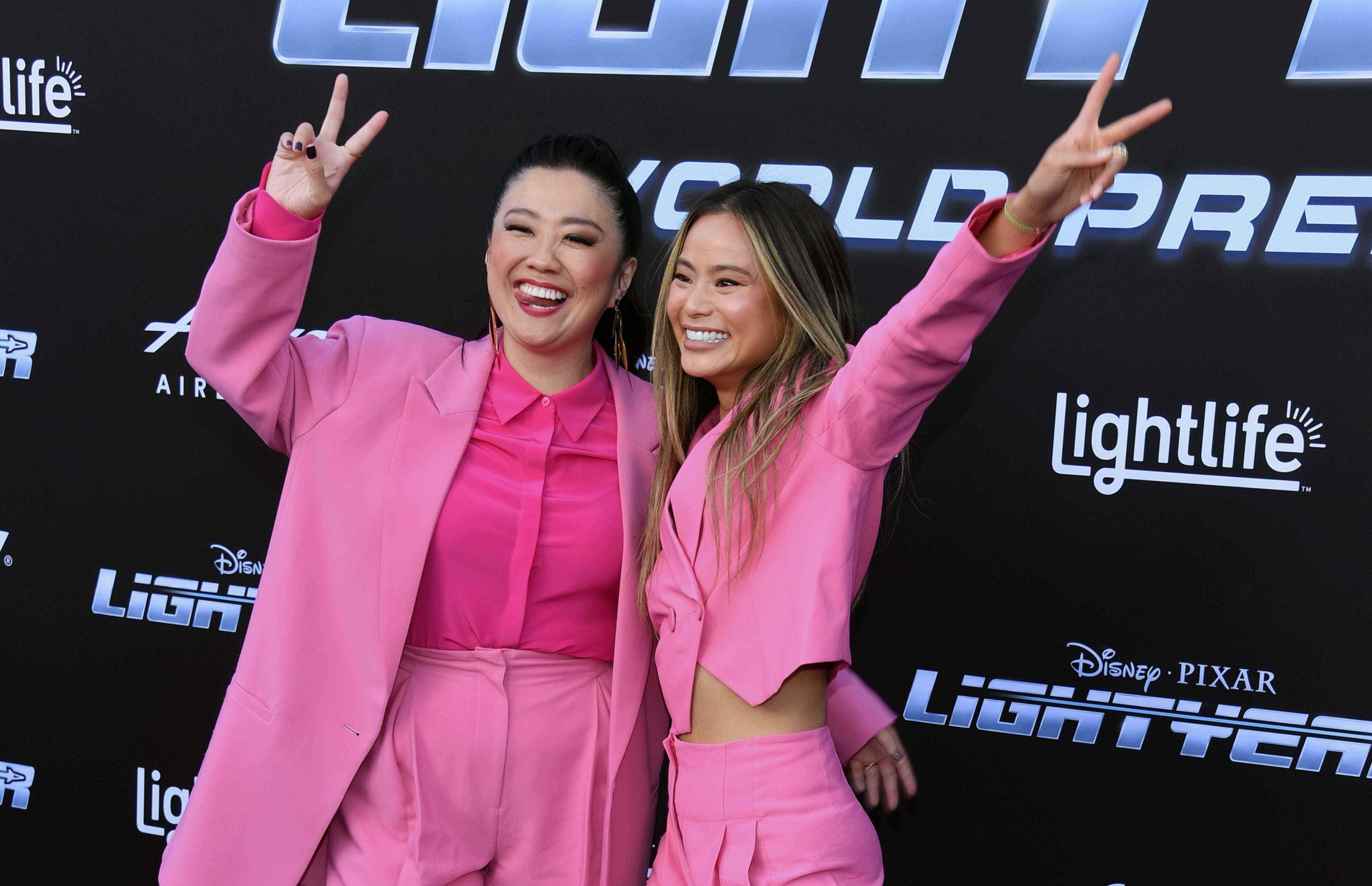 Sherry Cola und Jamie Chung besuchen die „Lightyear“-Premiere von Disney und Pixar am 08. Juni 2022 im El Capitan Theatre in Los Angeles, Kalifornien.
