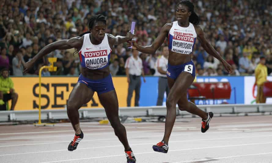 Anyika Onuora erhält den Staffelstab von ihrer Freundin und Teamkollegin Christine Ohuruogu auf dem Weg zum WM-Bronzegewinn 2015.
