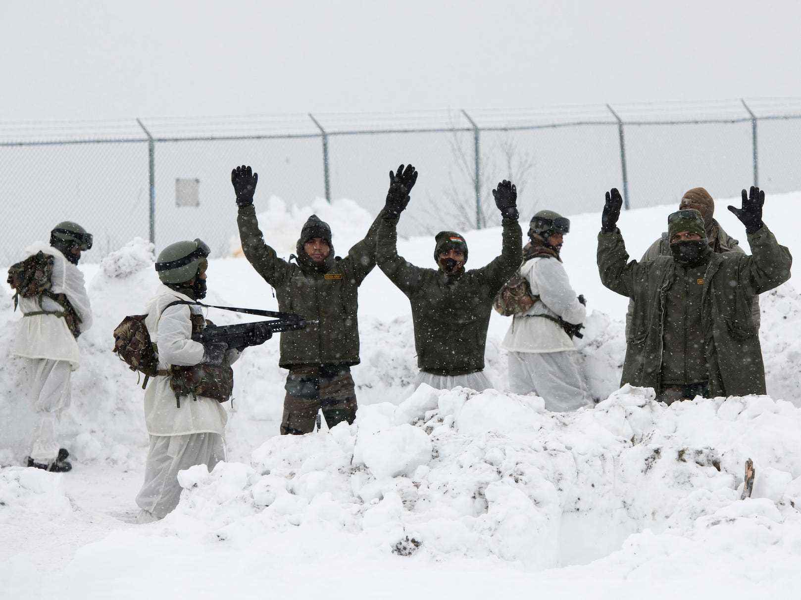 Indische Soldaten nehmen Oppositionskräfte in Alaska gefangen