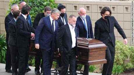 Dave Coulier, John Mayer, John Stamos und Jeff Ross gehörten zu den Sargträgern bei der Beerdigung von Bob Saget, der am Freitag, den 14. Januar auf dem Mt. Sinai-Friedhof in Los Angeles beigesetzt wurde. 