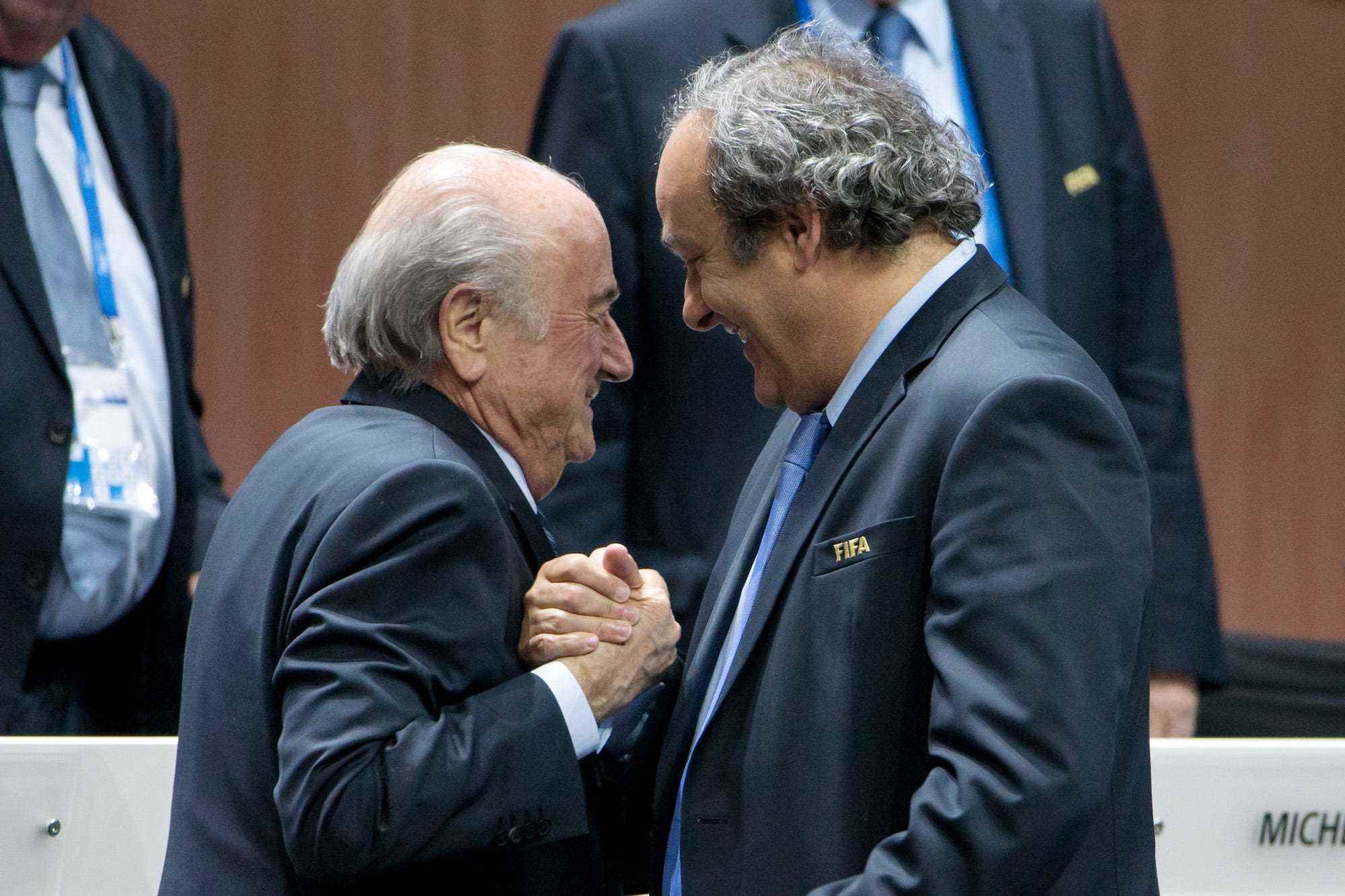 FIFA-Präsident Joseph S. Blatter (L) schüttelt UEFA-Präsident Michel Platini während des 65. FIFA-Kongresses im Hallenstadion die Hand