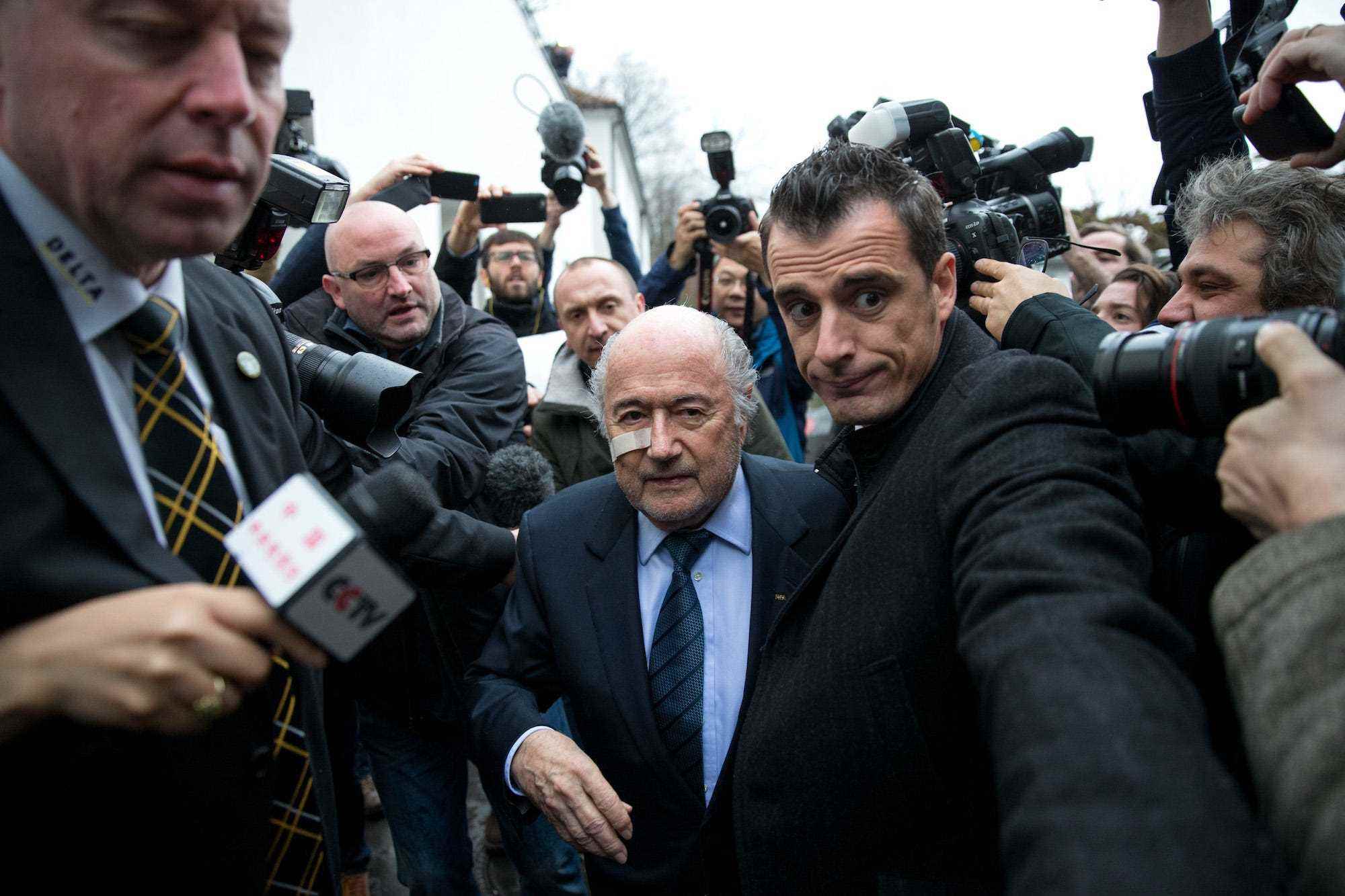 FIFA-Präsident Joseph S. Blatter kommt zu einer Pressekonferenz als Reaktion auf seine achtjährige Verbannung durch die FIFA-Ethikkommission am ehemaligen Hauptsitz der FIFA am Sonnenberg in Zürich