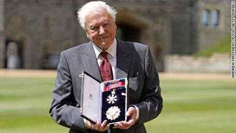 Prinz Charles machte David Attenborough zum Knight Grand Cross des Order of St. Michael and St. George.