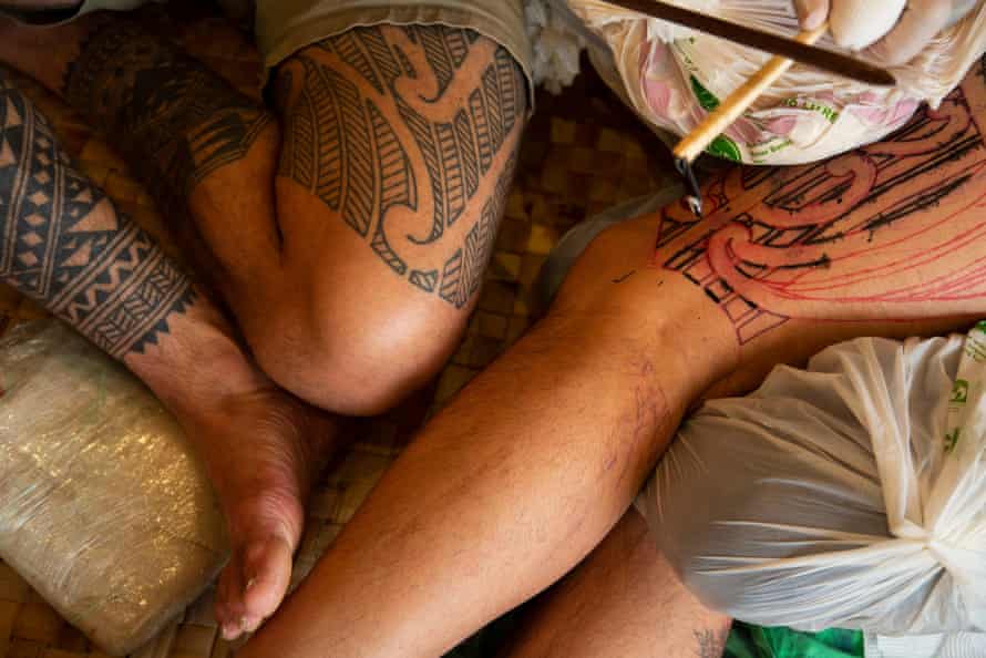 Die Moko-Designs können Geschichten über die Whakapapa (Abstammung) einer Person, ihre Errungenschaften, ihre Verantwortung und ihren Platz in ihrer Familie erzählen.