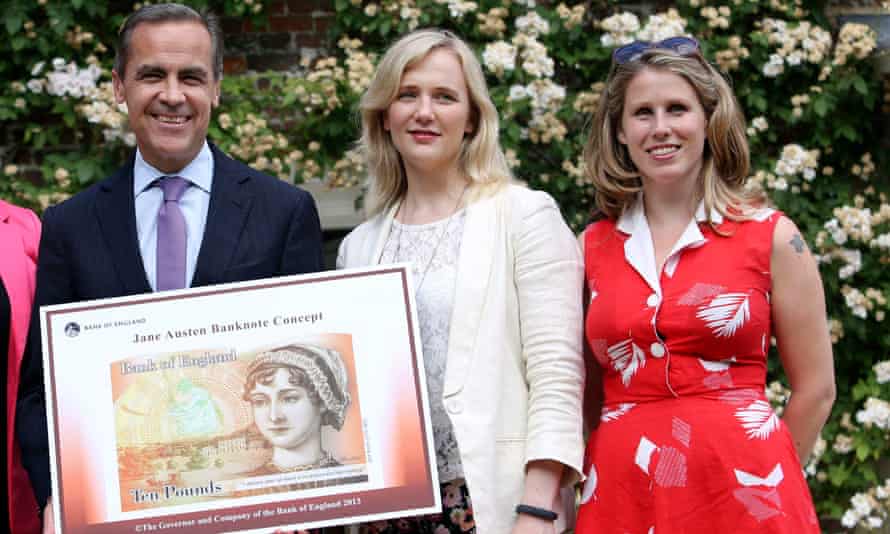 Mark Carney, damals Gouverneur der Bank of England, Stella Creasy und Caroline Criado Perez, mit dem Konzeptdesign für die neue 10-Pfund-Note mit Jane Austen.