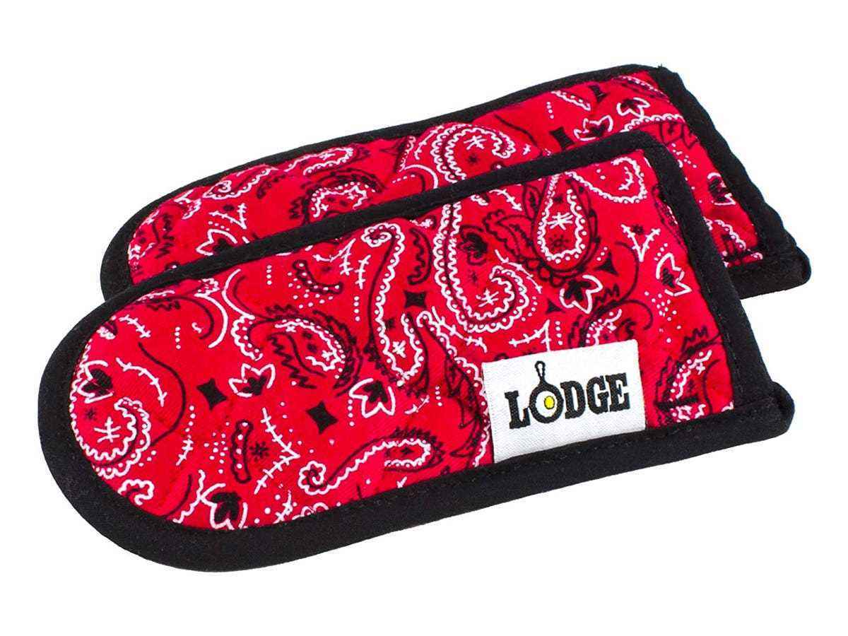 Mit rotem Bandana bedruckte Topfgriffabdeckungen mit dem Logo von Lodge Cast Iron an der Seite