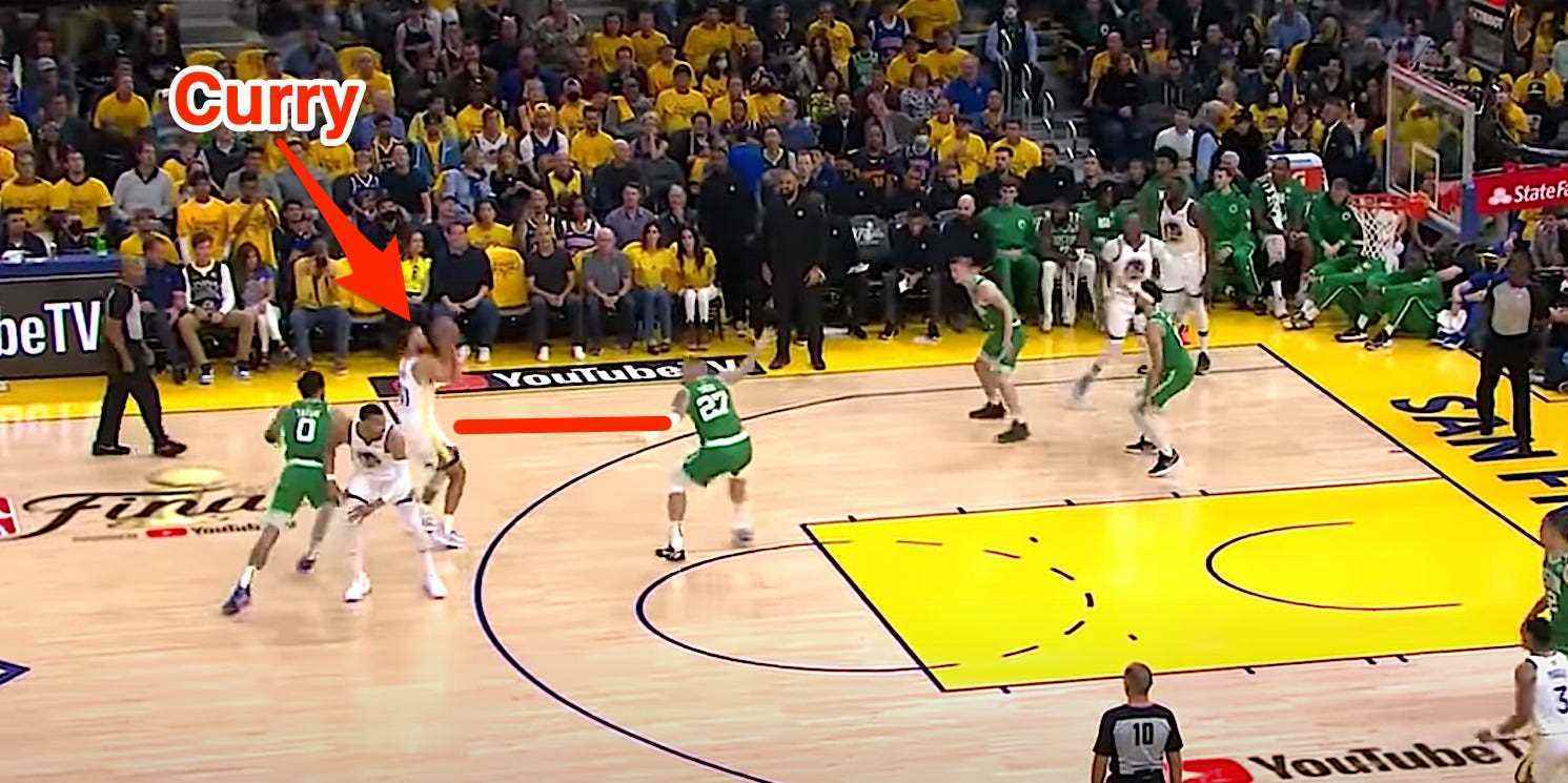 Der Screenshot zeigt, wie die Celtics Stephen Curry Platz zum Schießen im NBA-Finale geben.