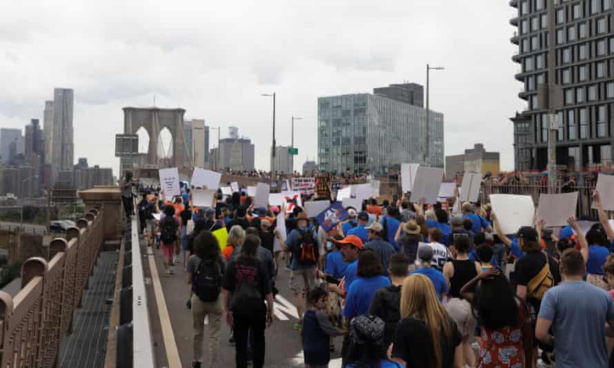 Bei einem landesweiten Protest gegen Waffengewalt überqueren Menschen die Brooklyn Bridge.