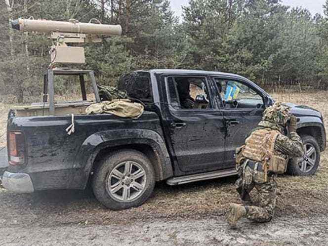 Ukrainische Soldaten mit einem von Cars4Ukraine nachgerüsteten Lkw